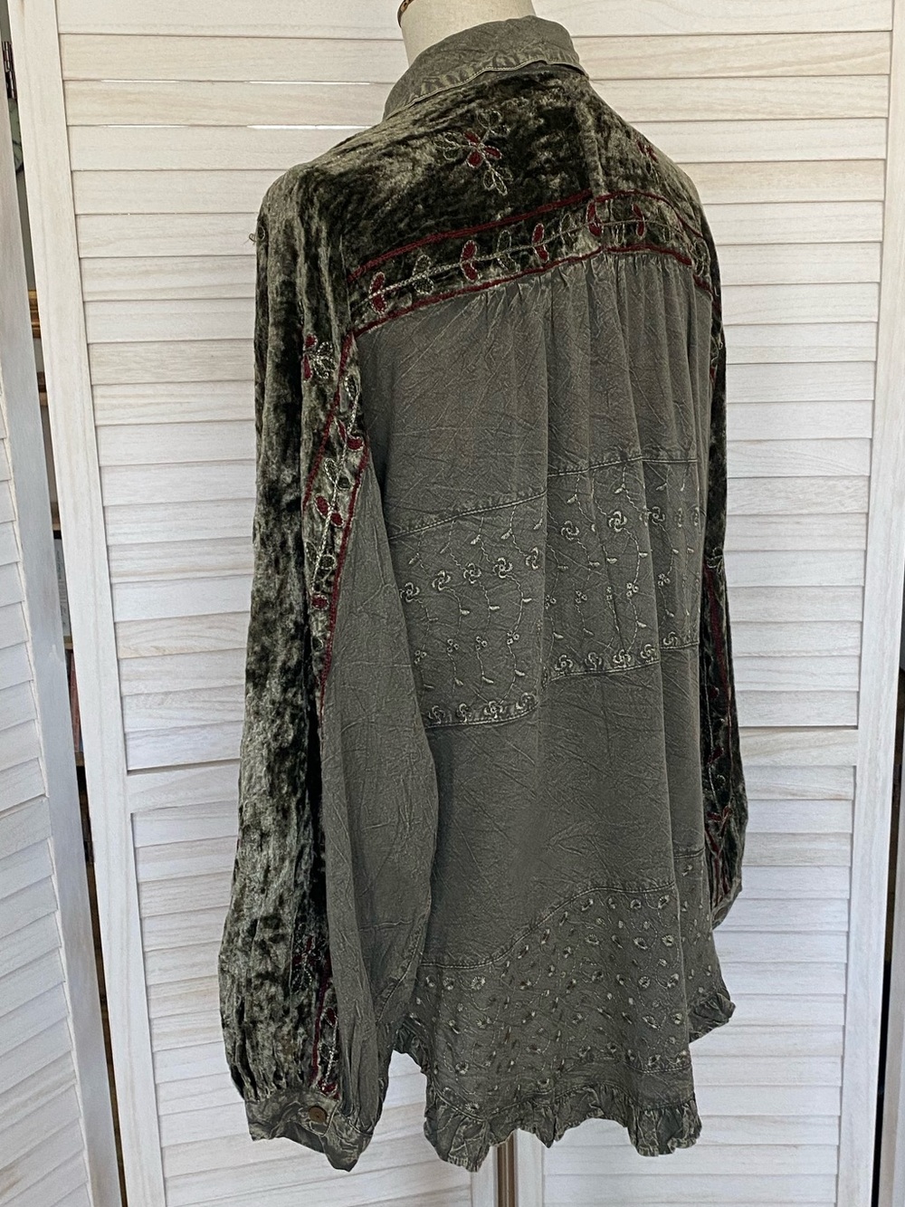 Young Threads Boho Velvet Embroidered Olive Green Button-Down Blouse SZ L NWT - Picture 9 of 15